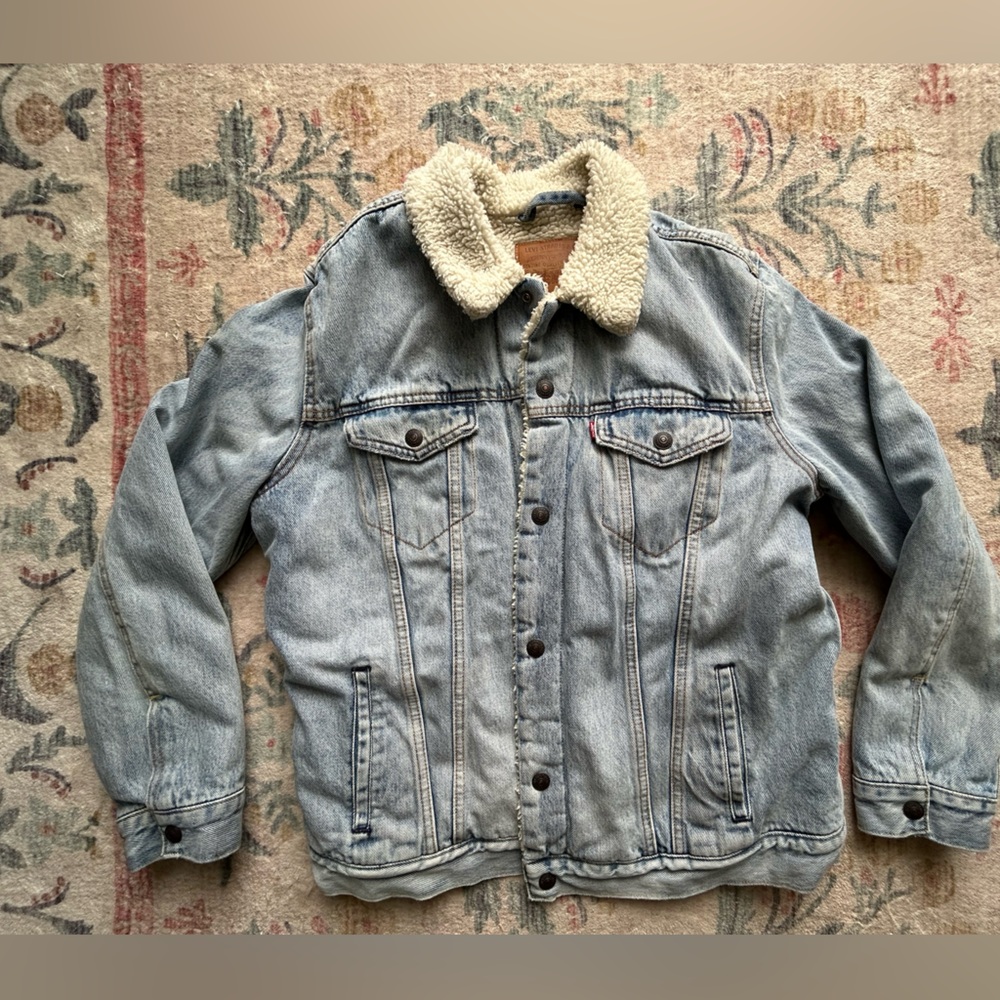 Vintage Levi’s light washed denim jacket with sherpa lining